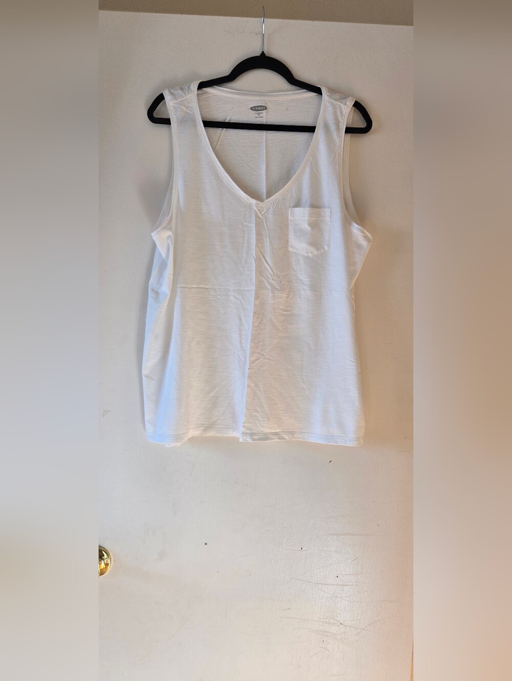 Old Navy Classic White V-Neck Tank Top - Women